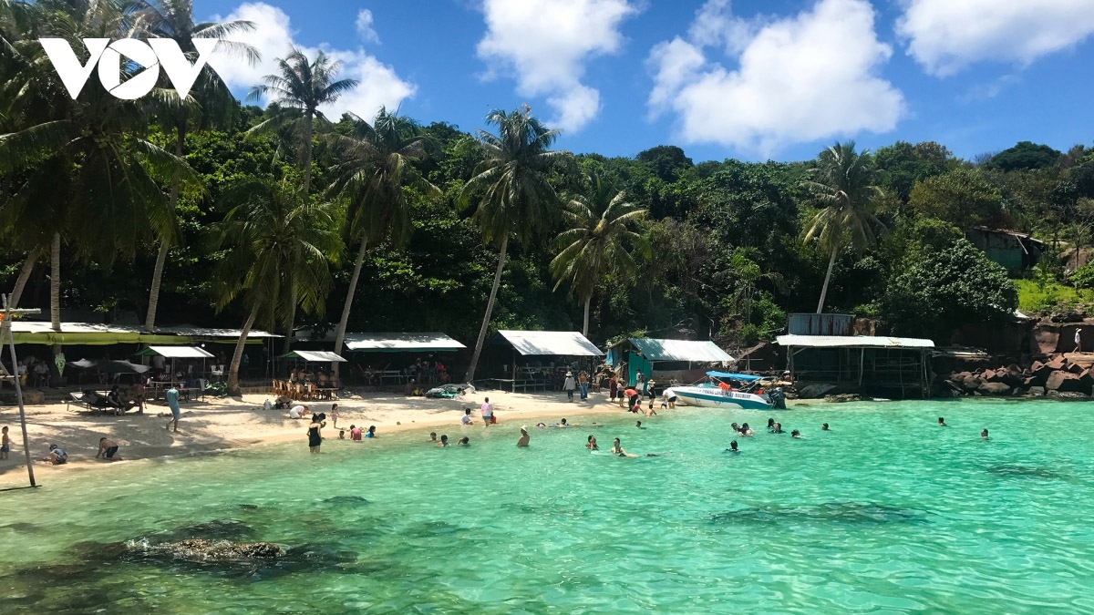 Visitors book tours to southern resorts for upcoming national holiday
